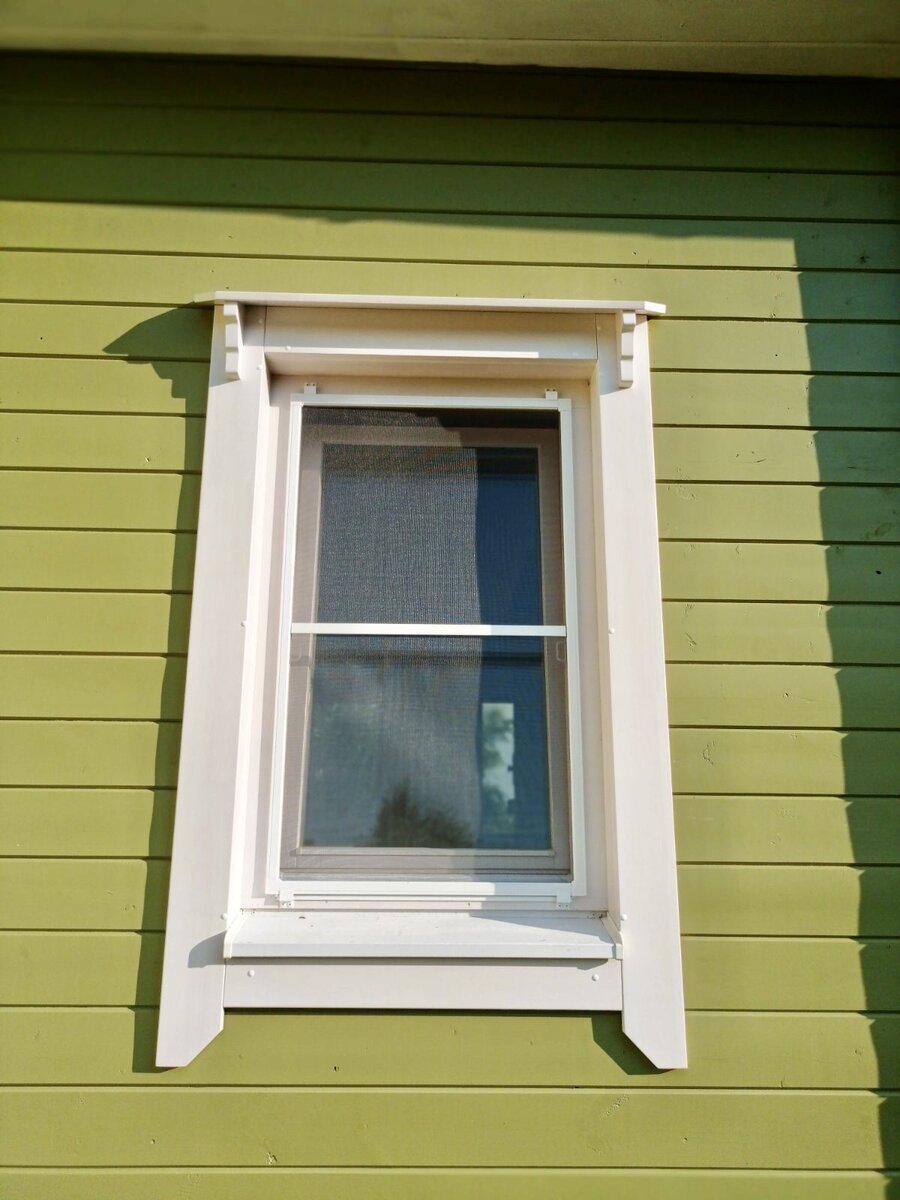 Обычная сетка на кронштейнах-держателях