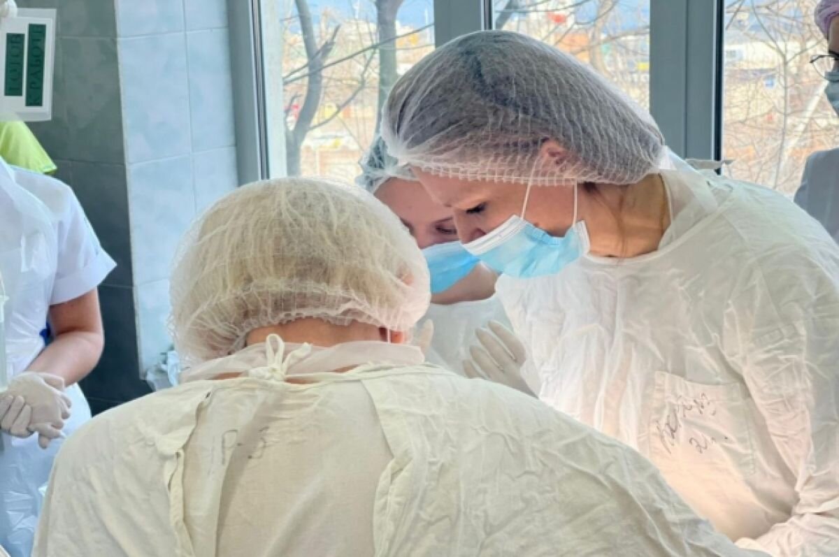    Новосибирские хирурги извлекли из заднего прохода мужчины скалку и бутылку