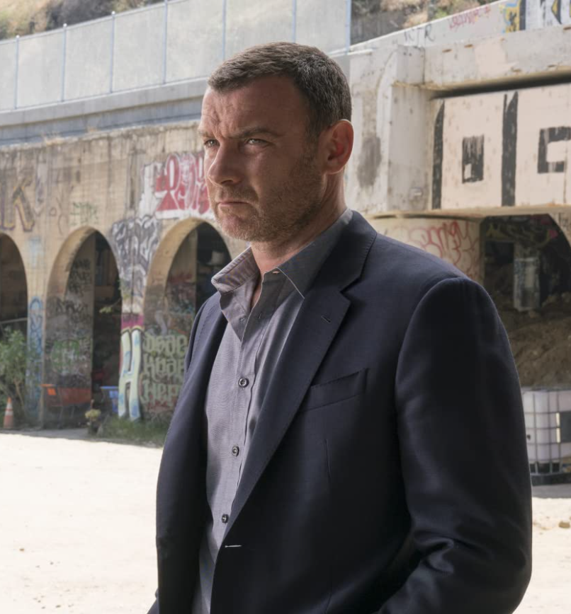 Лев Шрайбер в роли Рэя Донована в кадре из сериала Ray Donovan.