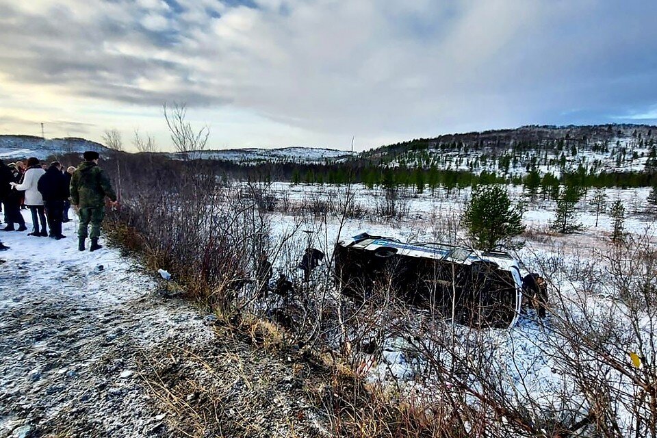     21 октября в Мурманской области случилась серьезная авария на первом километре автодороги Мишуково-Снежногорск. Фото: vk.com/mchs_murmansk