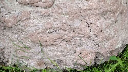 Треснул декоративный валун из-за вспучивания грунта под ним в зимний период