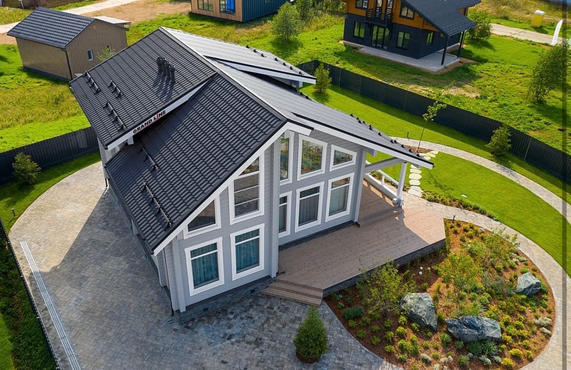 Дом по проекту «Грэй» с террасой и патио