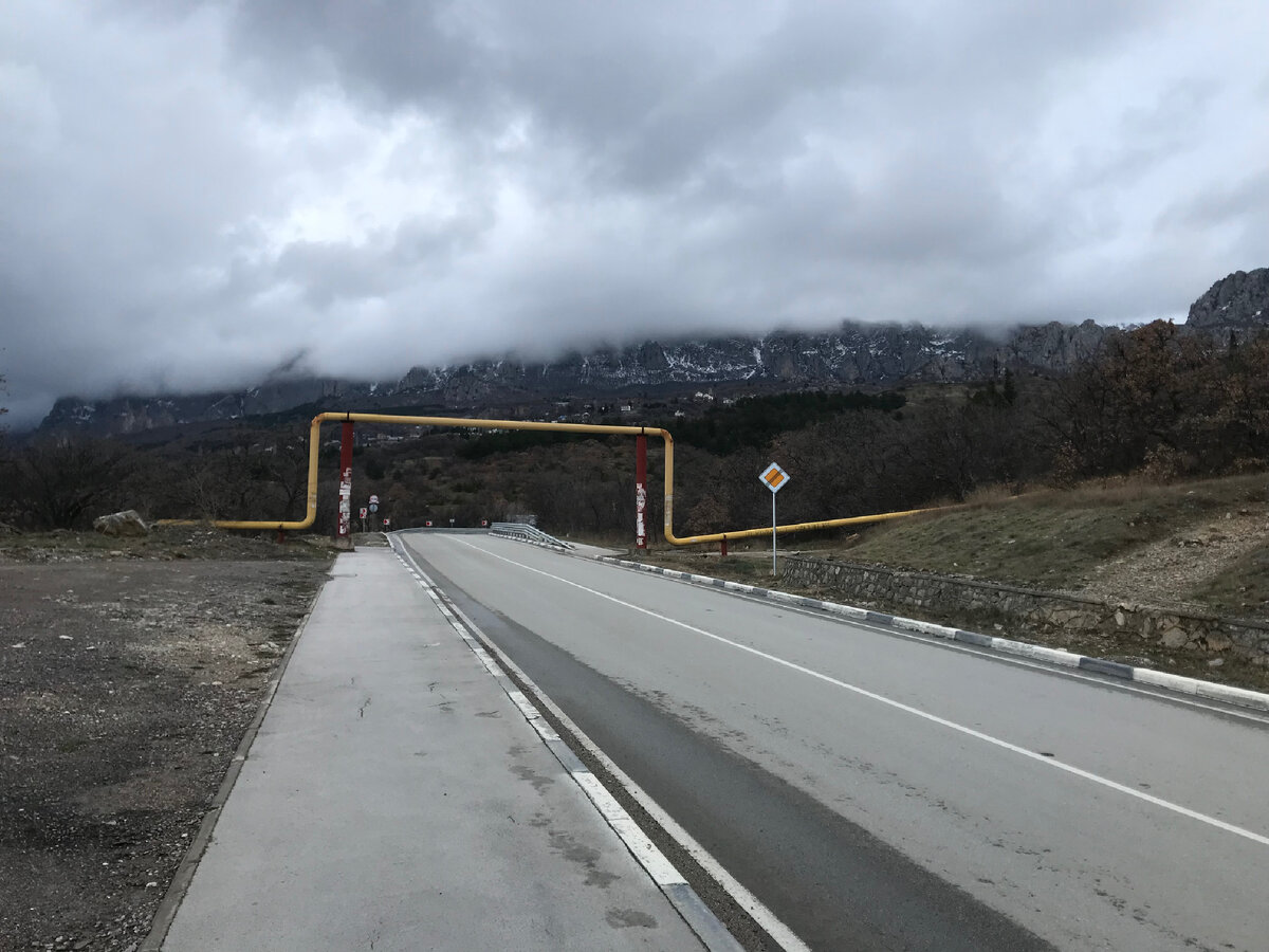 В горах снег лежит
