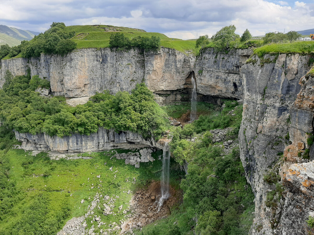 Не хватает горянки с кувшином