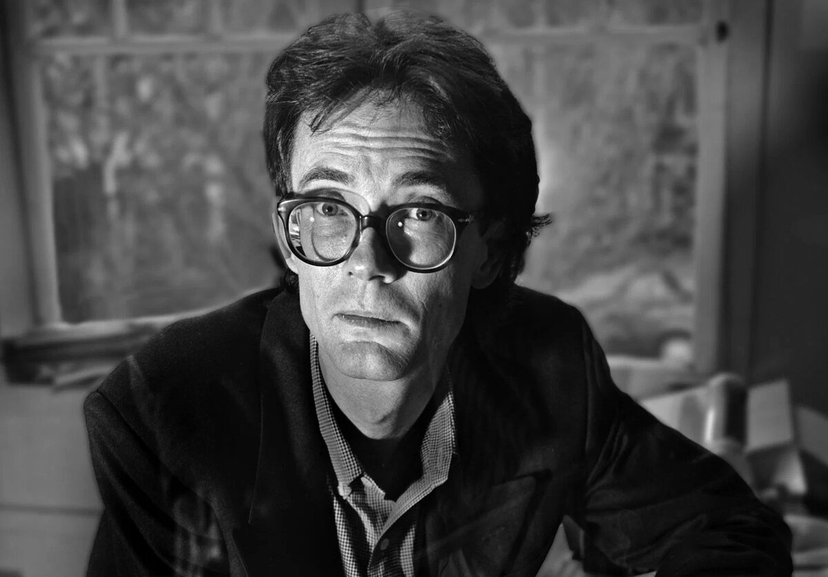 Уильям Гибсон (У. Гибсон) автор книг, которые повлияли на жанр мира Киберпанк (Нейромант, Сожжение хром, Граф Ноль, Мона Лиза Овердрайв, Виртуальный Свет, Перифирийные устройства, Джонни Мнемоник), по рассказу Джонни Мнемоник, сняли фильм где в главных ролях был Киану Ривз.