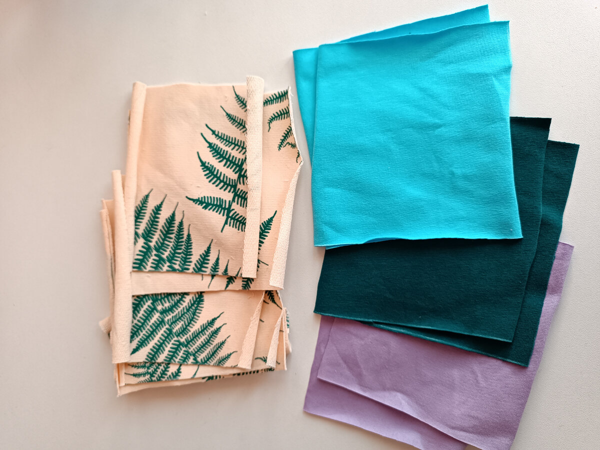 Вырезала квадраты из кулирки 12 на 12. И такие же квадраты из футера. 