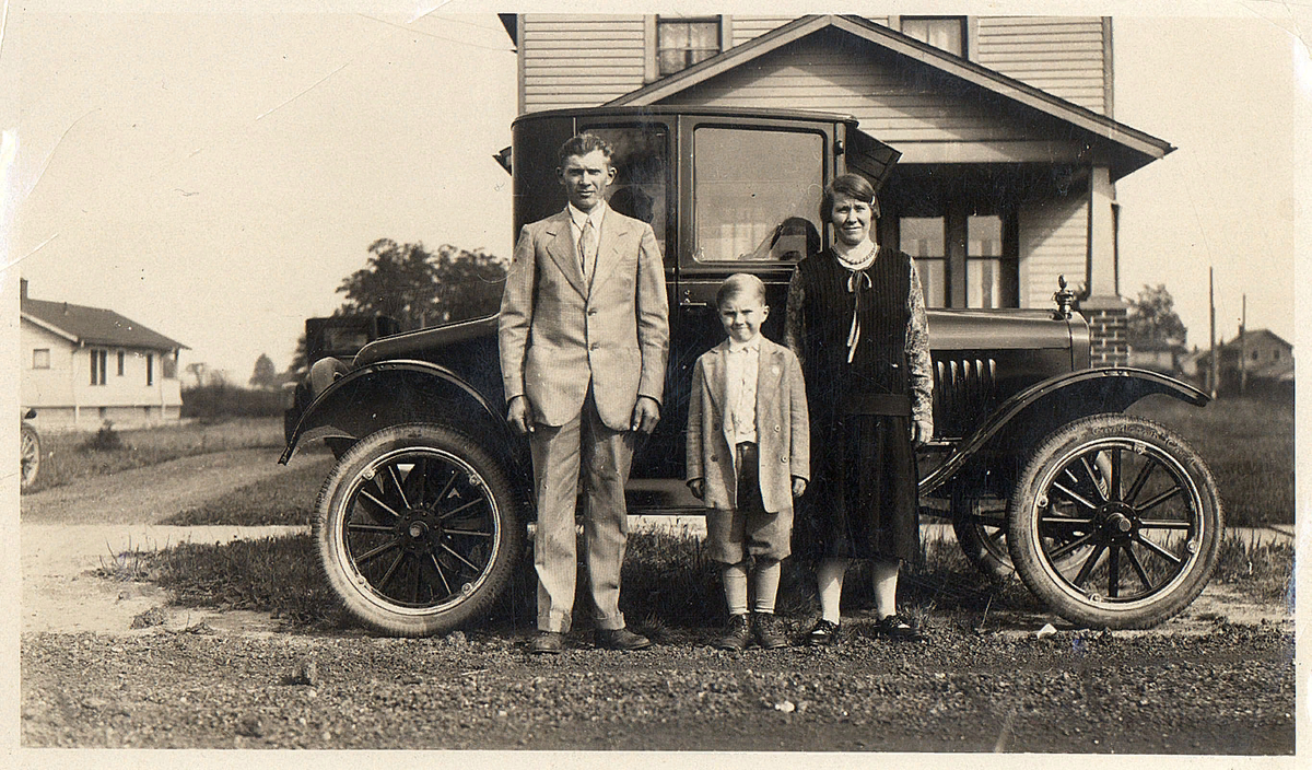 На фото пример такой переехавшей семьи. "Юха, маленький Пааво и Текла Алатало у своего дома в Уоррене, Огайо. Фото из семейного архива" https://rk.karelia.ru