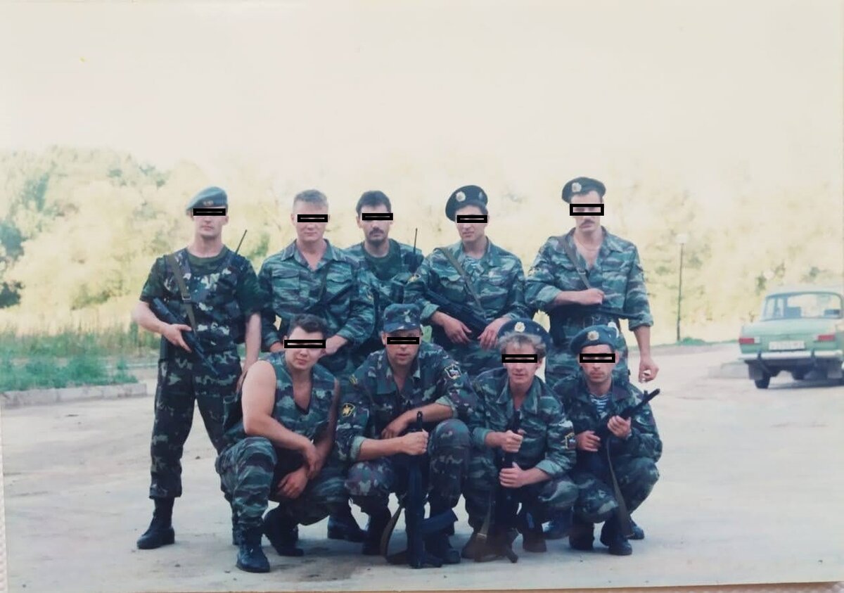 Часть ребят из того взвода. 90 годы. Видите на заднем плане представитель нашего автопрома. На иномарках тогда ездили только удачливые бизнесмены и бандиты Фото из архива автора