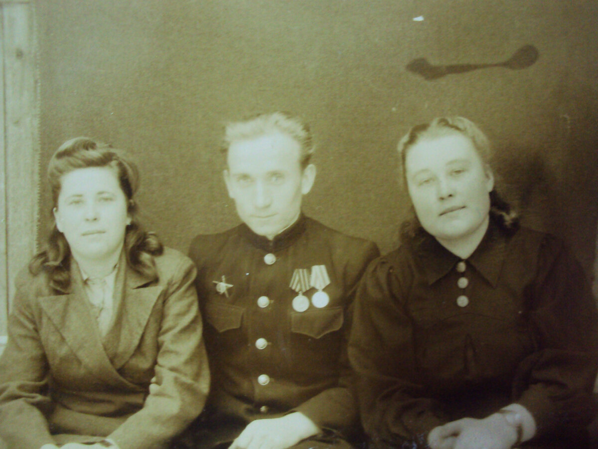 С деревенскими девчатами. Фото из личного архива