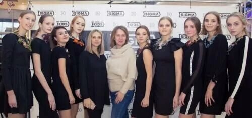 Скорее всего это девушки которым хватило закончит их курсы и получить бесполезный диплом об окончании дорогостоящего обучения