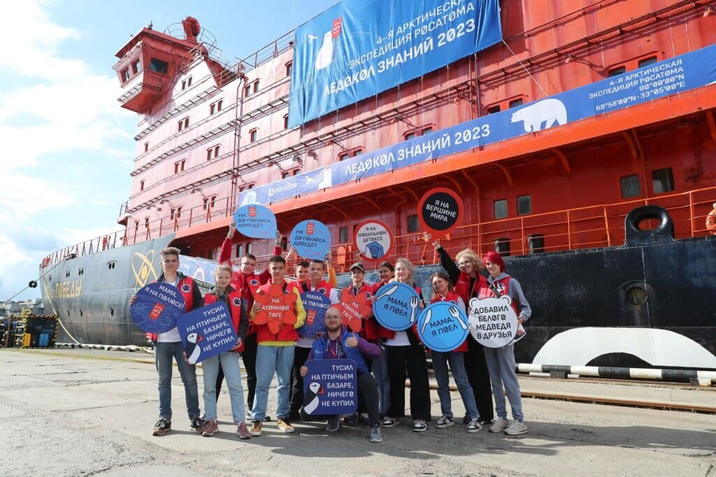   «Ледокол знаний 2023»: из Мурманска к Северному полюсу направилась юношеская экспедиция Росатома. Более 80 школьников — финалистов просветительских проектов Росатома — отправились в арктическую экспедицию на вершину планеты на атомном ледоколе «50 лет Победы» / ©Пресс-служба Росатома