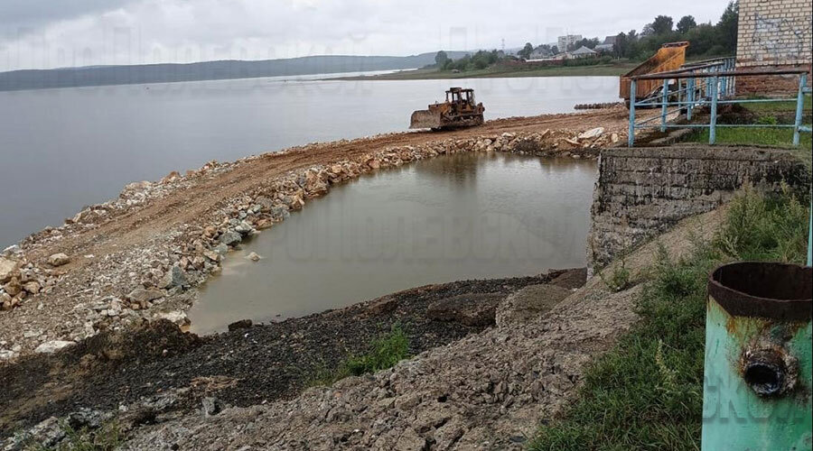 Насыпью ремонтная бригада сначала перекрыла доступ к воде. Фото предоставлено Андреем Филипповым
