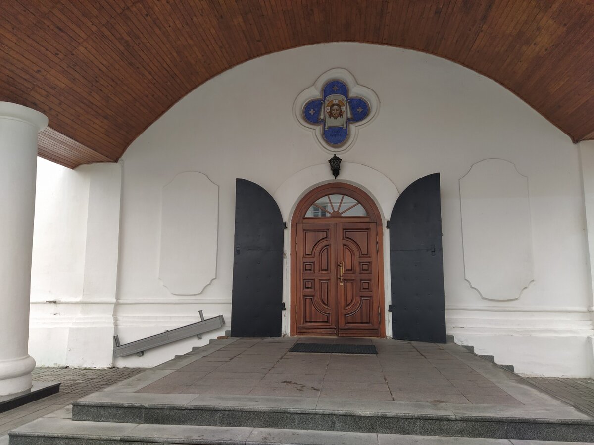Вход в здание монастыря 