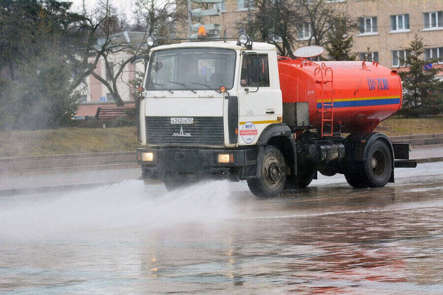    Дороги поливают во время дождя и после него, чтобы убрать размокшую грязь.Смолмаш