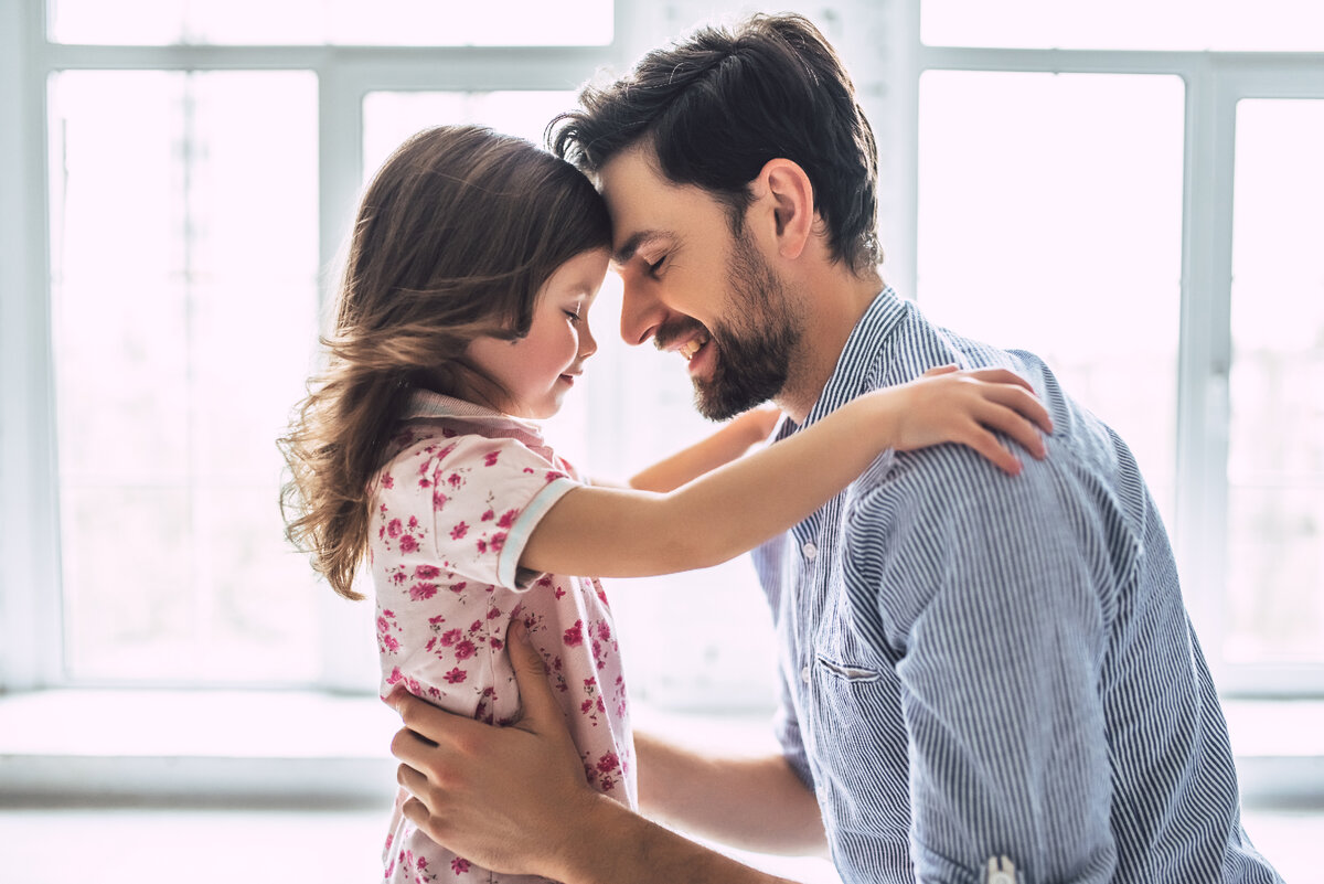 Daughter маленькой with the father.. Father dismissing his daughter. A man with his little daughter. Do with daughter.