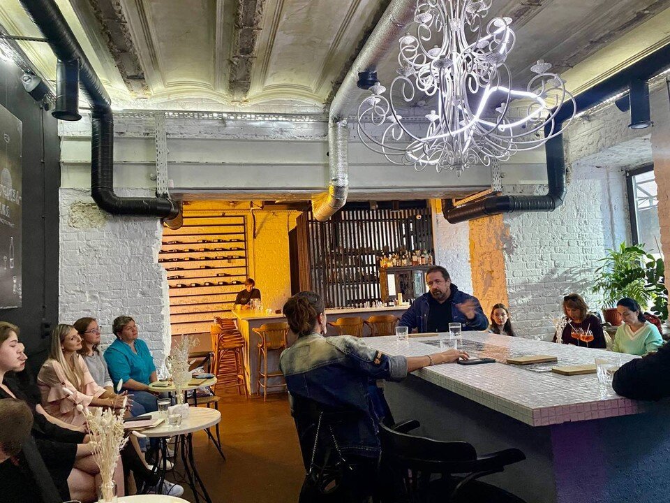    Главный режиссер театра, а также актеры, играющие в «Космосе», встретились с театралами и зрителями Марина ДОЛГОВА