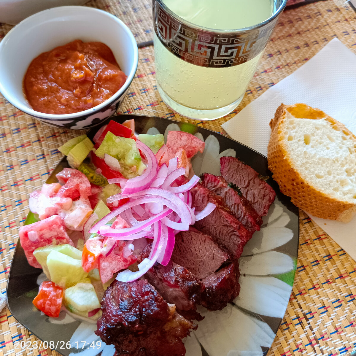 на фото, конечно же, не всё, по итогу было три коктейля и три куска шашлыка