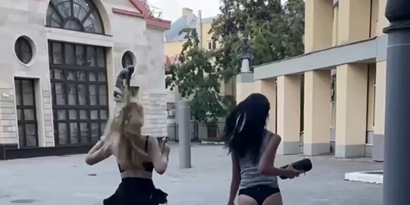 Накачали двух девушек