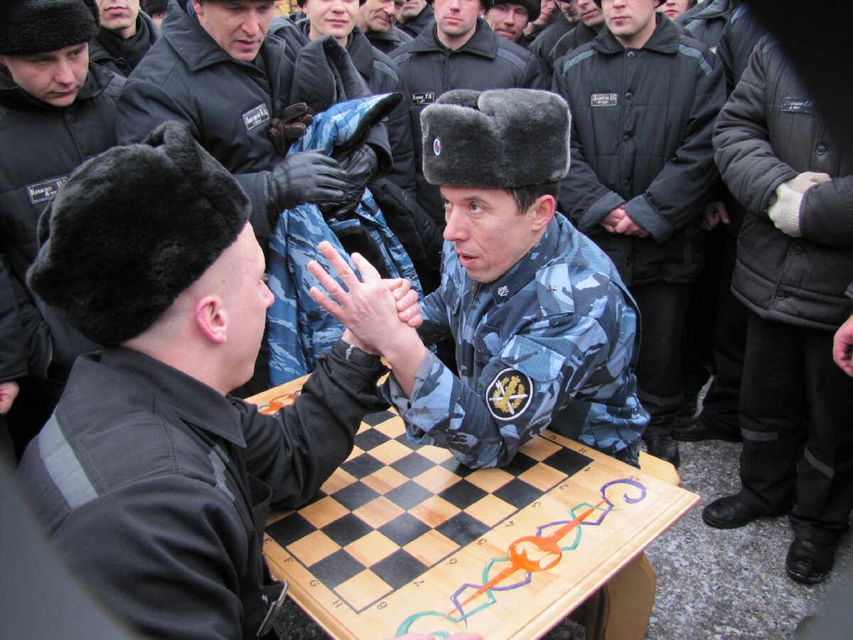 Шахматы менты против зеков