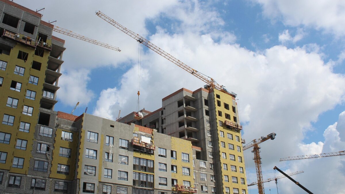     В Тюменской области резко возрос спрос на жилую недвижимость из-за решения ЦБ РФ о повышении ключевой. Ипотечные заемщики с одобренными кредитами ринулись скупать квартиры на вторичном рынке. Новостройки традиционно пользуются устойчивым спросом из-за наличия льготных программ.