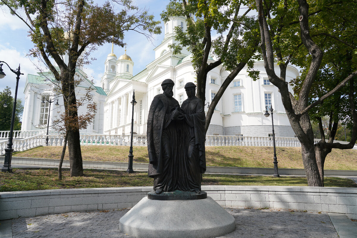 Петр и Феврония Муромские на фоне Спасского собора