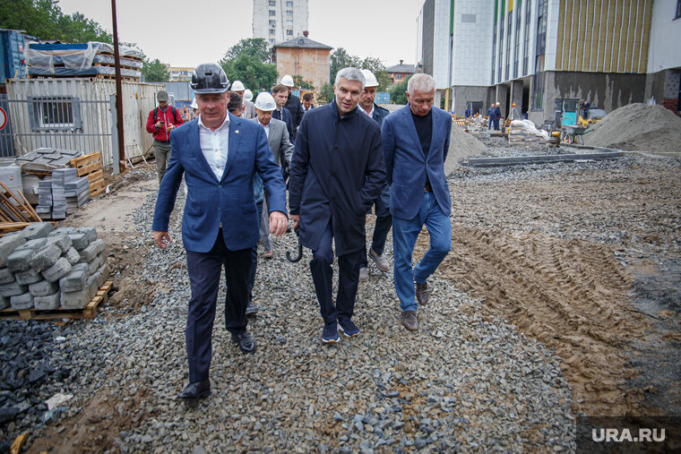    Еще 7 июня возле школы было так