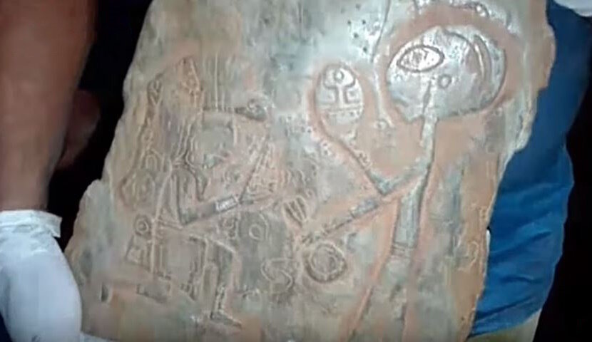 Кто изображён на каменном артефакте?
Источник фото: https://www.ancient-code.com/wp-content/uploads/2017/09/alien-stone-in-mexico.jpg