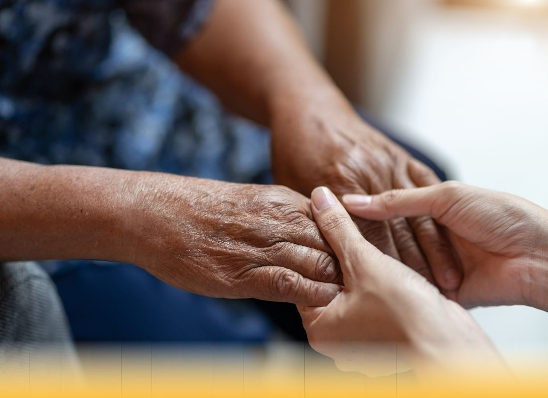 две руки в старуху. пожилые держатся за руки. руки бабушки и дедушки. руки бабушки и дедушки. две руки в старуху.