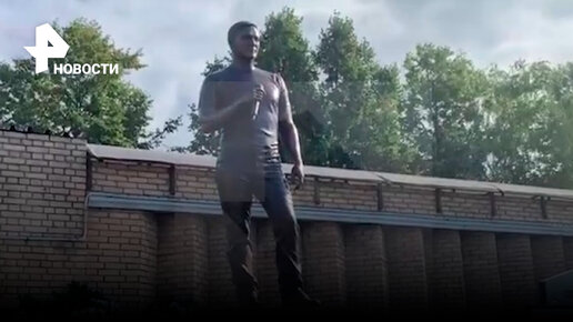 РЕН ТВ | «Белые розы, беззащитны шипы»: люди несут цветы к памятнику ...