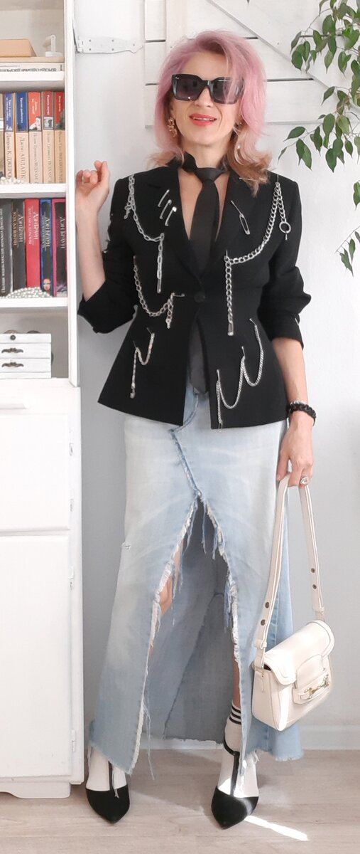 Галстук и жакет из секонд-хэнда.