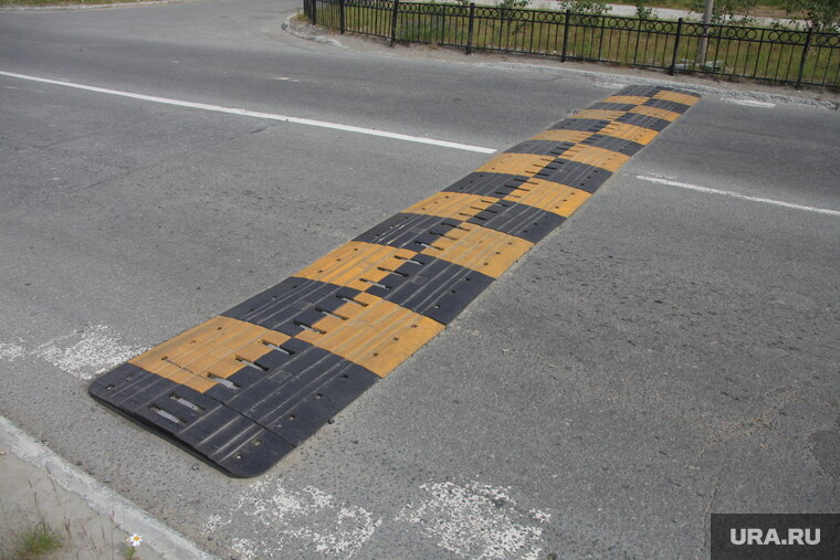    Подросток не смог переехать «лежачего полицейского» и опрокинулся