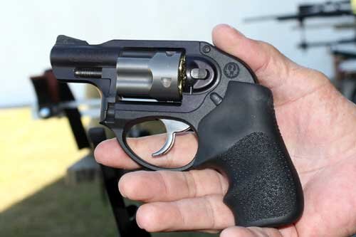 Револьвер Ruger LCR удивительно компактное оружие если сравнить с ТТ на предыдущем фото.