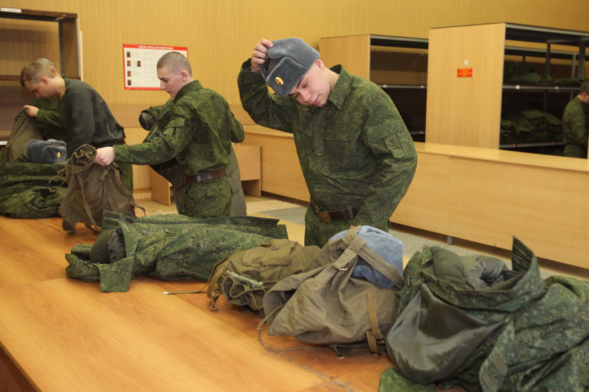 армия россии 2019 дедовщина. военнослужащие в казарме. беспредел в армии россии. мужчины и женщины в норвежской армии. кровати в армии.