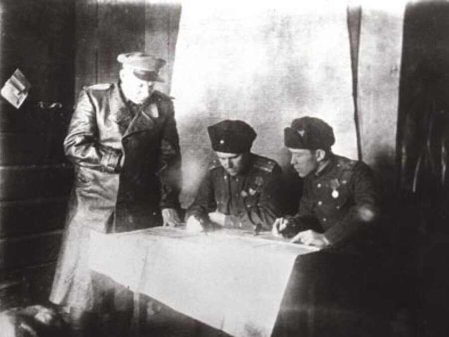 Командование партизанской бригады «Народные мстители» имени Василия Воронянского за разработкой боевой операции
