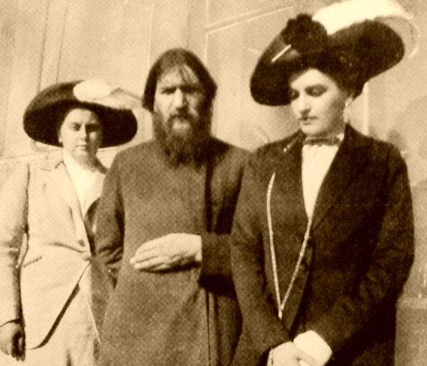 Г. Распутин с А. Вырубовой и Т. Родзянко. Гурзуф. 1911 г.
