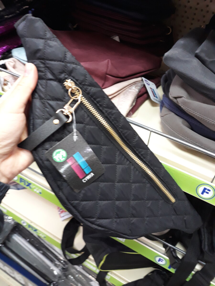 Барсетка на пояс, цена 199 рублей материал ткань, стёганная, одно отделение. Мягкая и удобная!  Имеется ремень регулируемый.