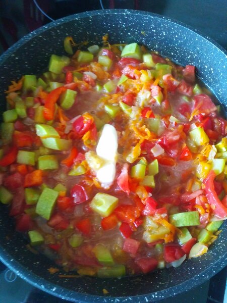 Добавление томатов и перца в блюдо