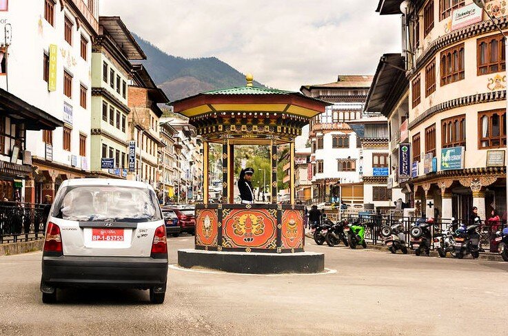 Регулировщик на улице столицы Бутана - Тхимпху.