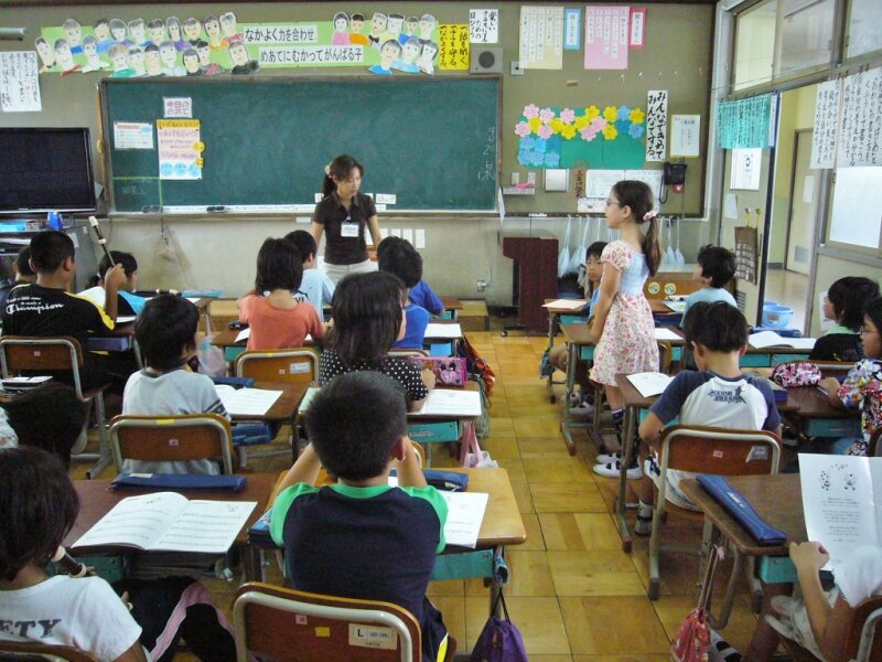 Классы в японской школе. Школа в Японии. Школа в Японии классы. Ученики начальной школы в Японии. Японские школьники начальная школа.