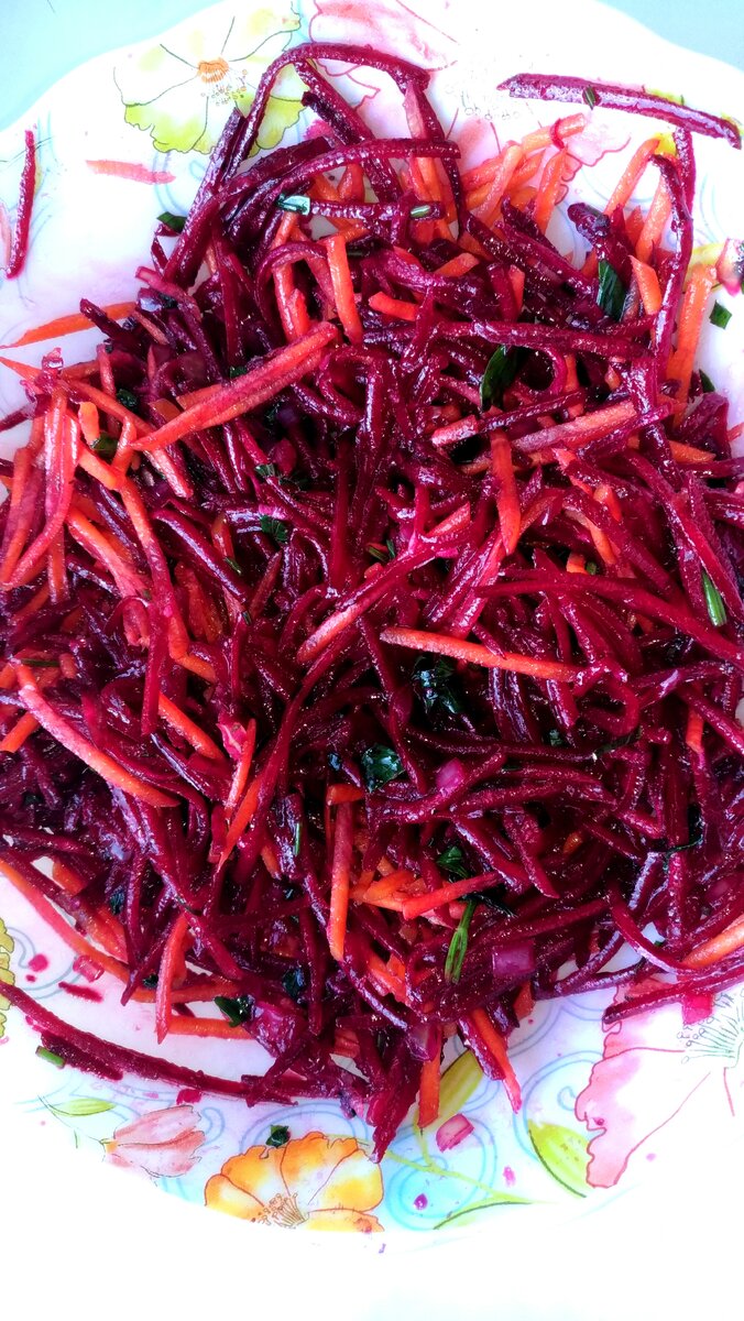 салат свекла морковь. салат с красной свеклой. салат из свеклы и моркови. свекольный салат с яблоком. салат со свеклой.