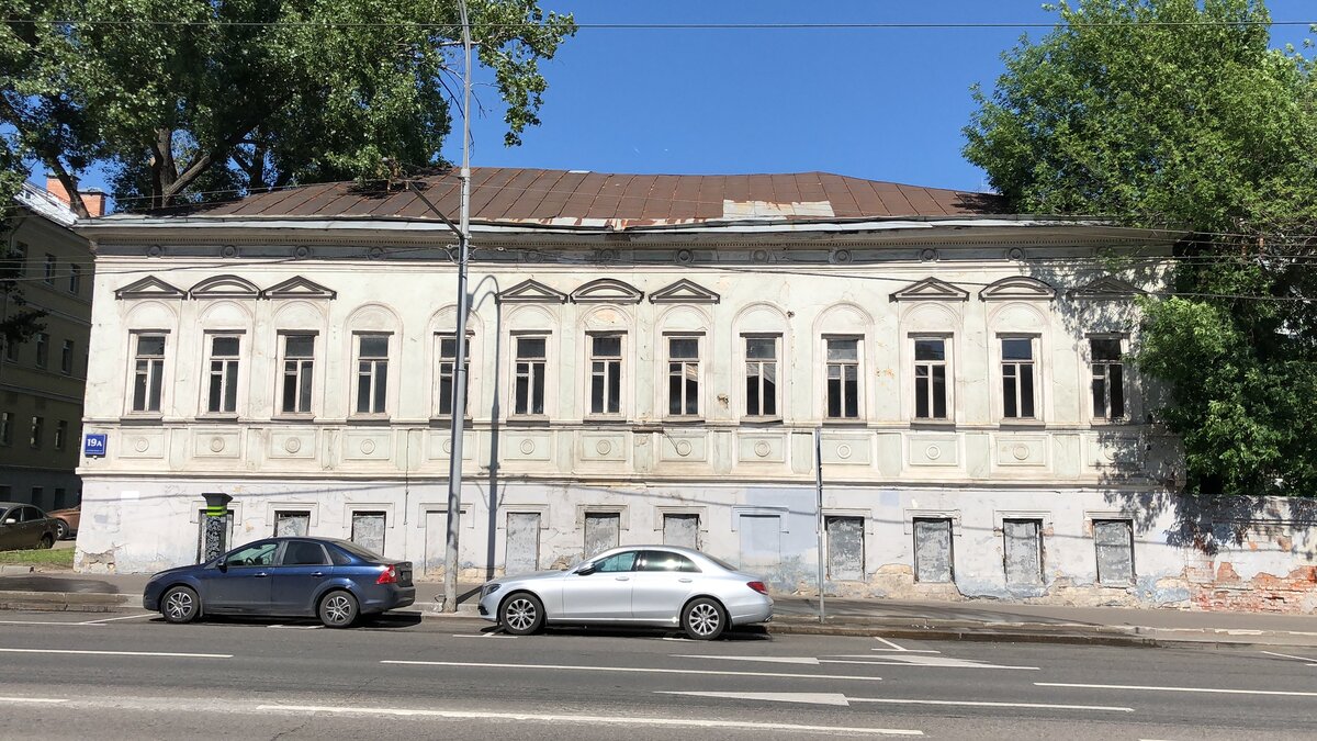 Старинный особняк на улице Воронцовской в Москве. Общий вид. 