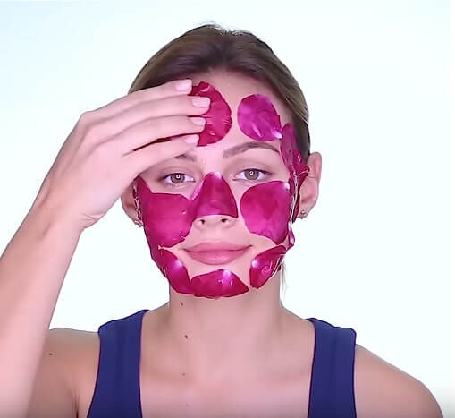 Как сделать омолаживающую маску из лепестков роз.