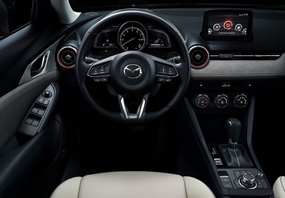 Интерьер оформлен в духе старших моделей бренда, хотя цифровой спидометр здесь выглядит весьма органично.