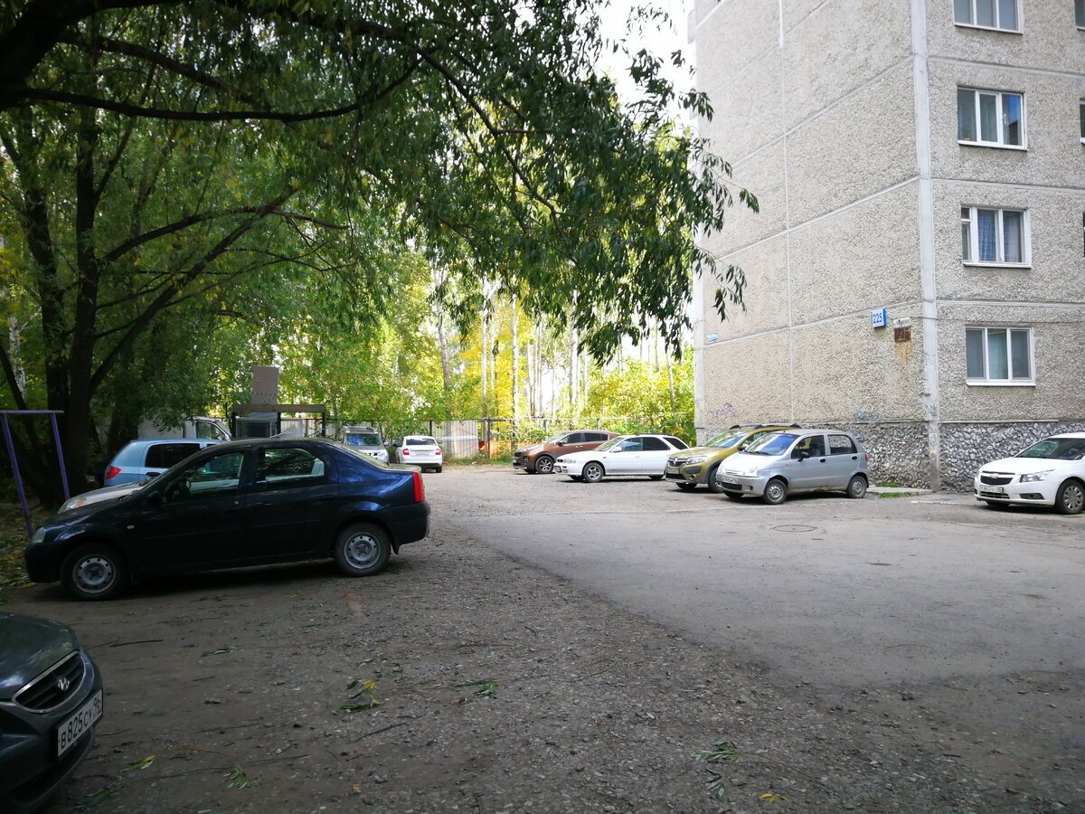 К вопросу об ужасности парковок во дворах. Вот здесь площадка закатана в асфальт, но места не хватает и часть машин паркуется уже в зеленой зоне. Благодаря тому, что происходит это давно и регулярно, теперь зеленую зону и не заподозришь в том, что она зеленая.