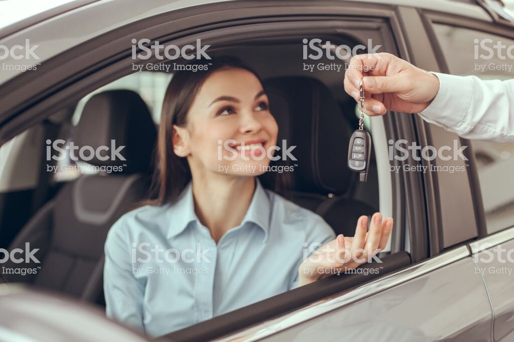 https://www.istockphoto.com/ru/%D1%84%D0%BE%D1%82%D0%BE/young-woman-in-a-car-rental-service-test-drive-concept-gm839153680-136645217