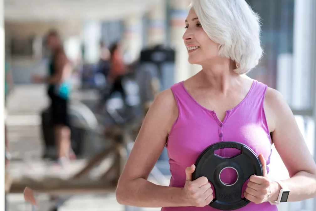 Женщины после 40 занимающиеся спортом. Женщины 40+ спорт. Фитнес женщина 40 лет. Тренированные женщины после 40. Женщины 50 лет аэробика.