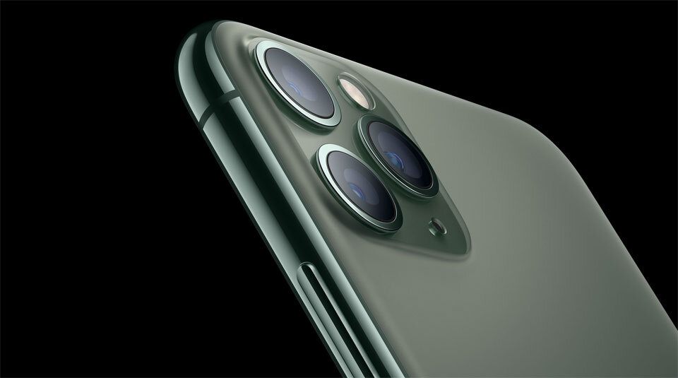 Официальная цена iPhone 11 Pro начинается с $999 (около 65 тысяч рублей) для модели 64 ГБ. Это та же стартовая цена, что была установлена на XS в 2018 году. Для России цена будет отличаться - iPhone 11 Pro в самой дешевой версии обойдется в 89 990 рублей.
