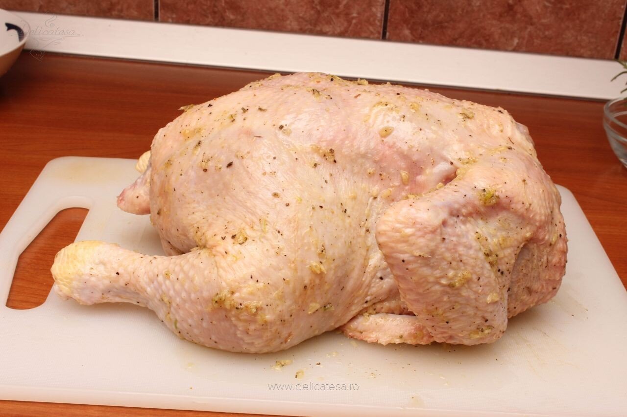 Тушка курицы в духовке с картошкой