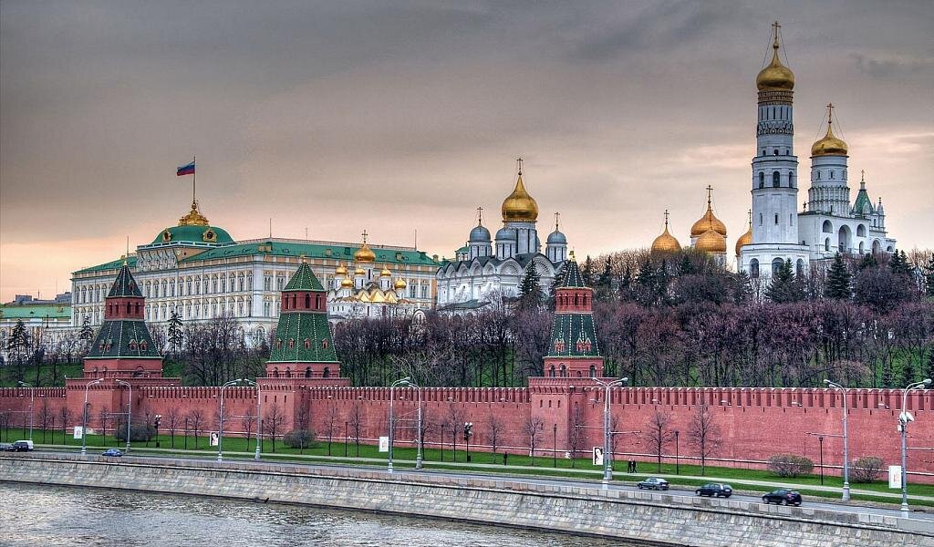 Московский Кремль, крепость в центре Москвы и древнейшая её часть, главный общественно-политический и историко-художественный комплекс города, официальная резиденция Президента Российской Федерации, была официальной резиденцией Генерального секретаря ЦК КПСС.