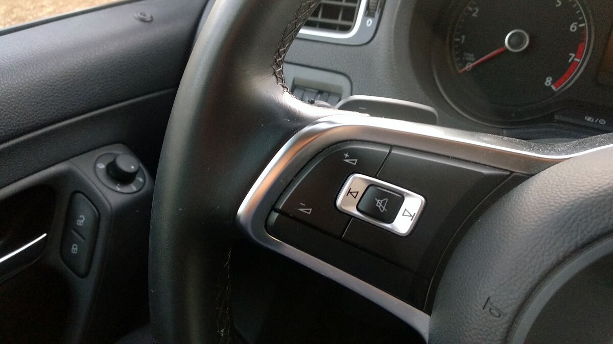 Классный и очень удобный руль с управлением, круиз контроль, функция складывания зеркал